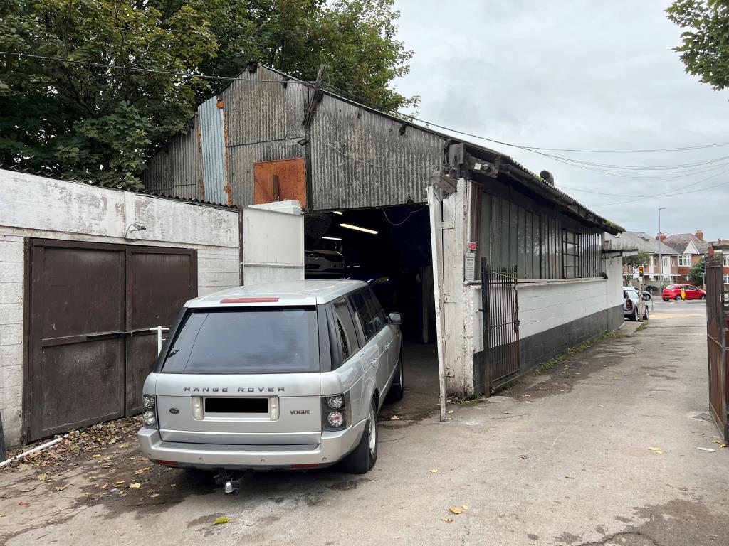 Lot: 118 - HALF ACRE SITE COMPRISING CAR SALES LOT CAR REPAIR GARAGE AND OVER 40 LOCK-UP STORES - 